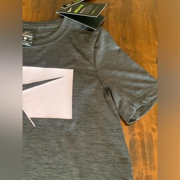 ✔️Nike Dri Fit Tee Size (M) NWT✨ - Picture 3 of 11